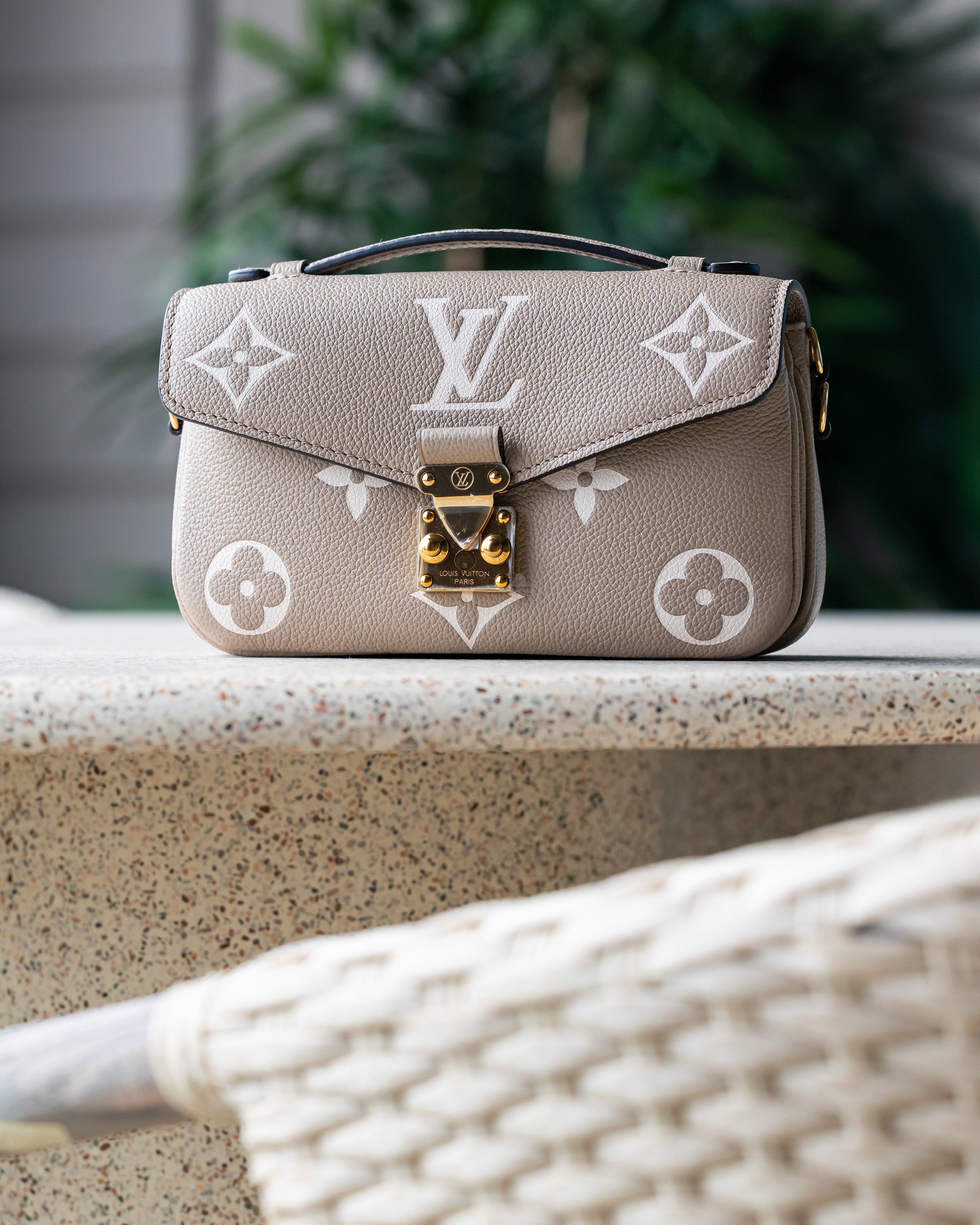 2024 Louis Vuitton Pochette Métis East West Tourterelle/Crème