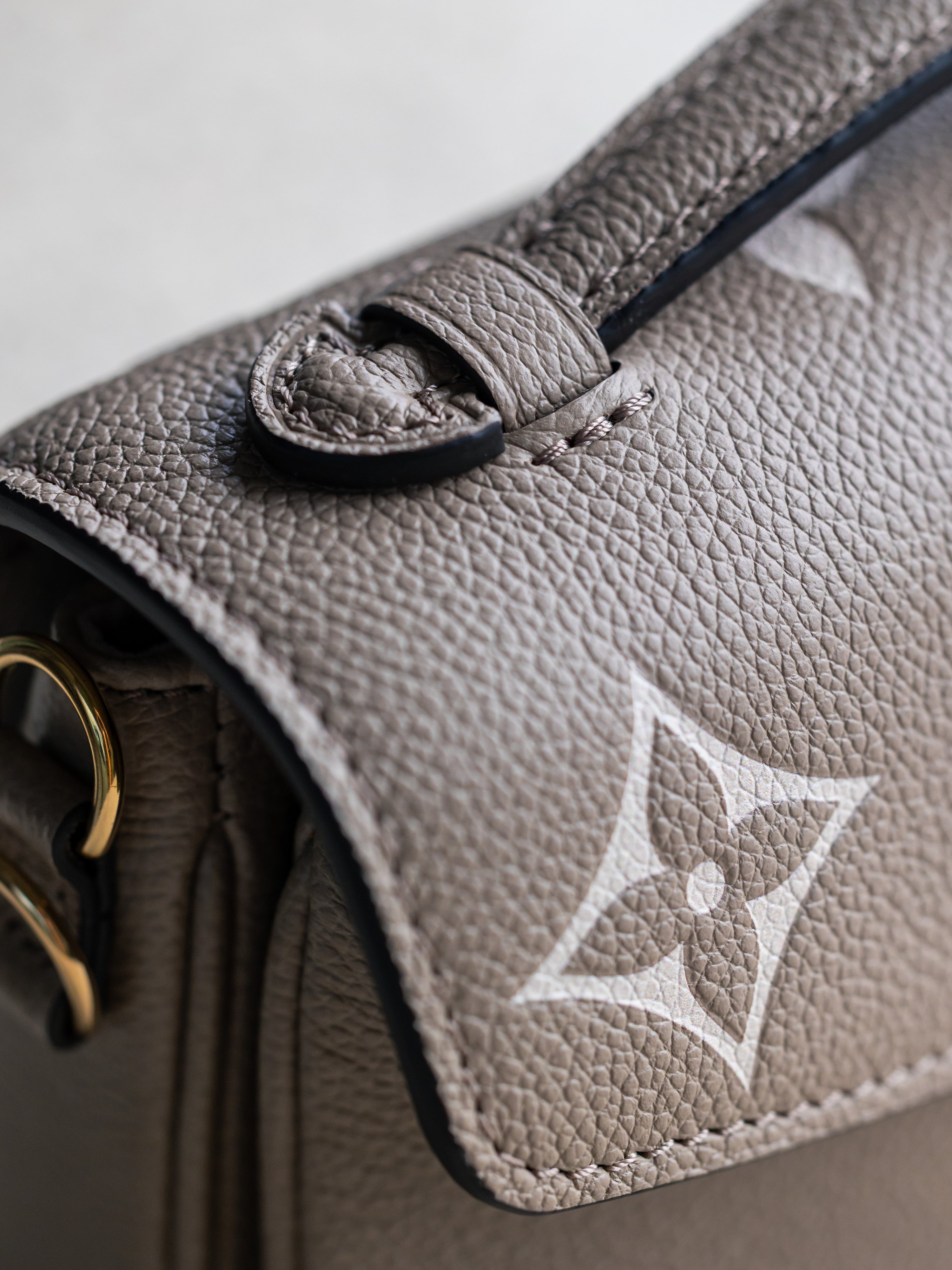 2024 Louis Vuitton Pochette Métis East West Tourterelle/Crème