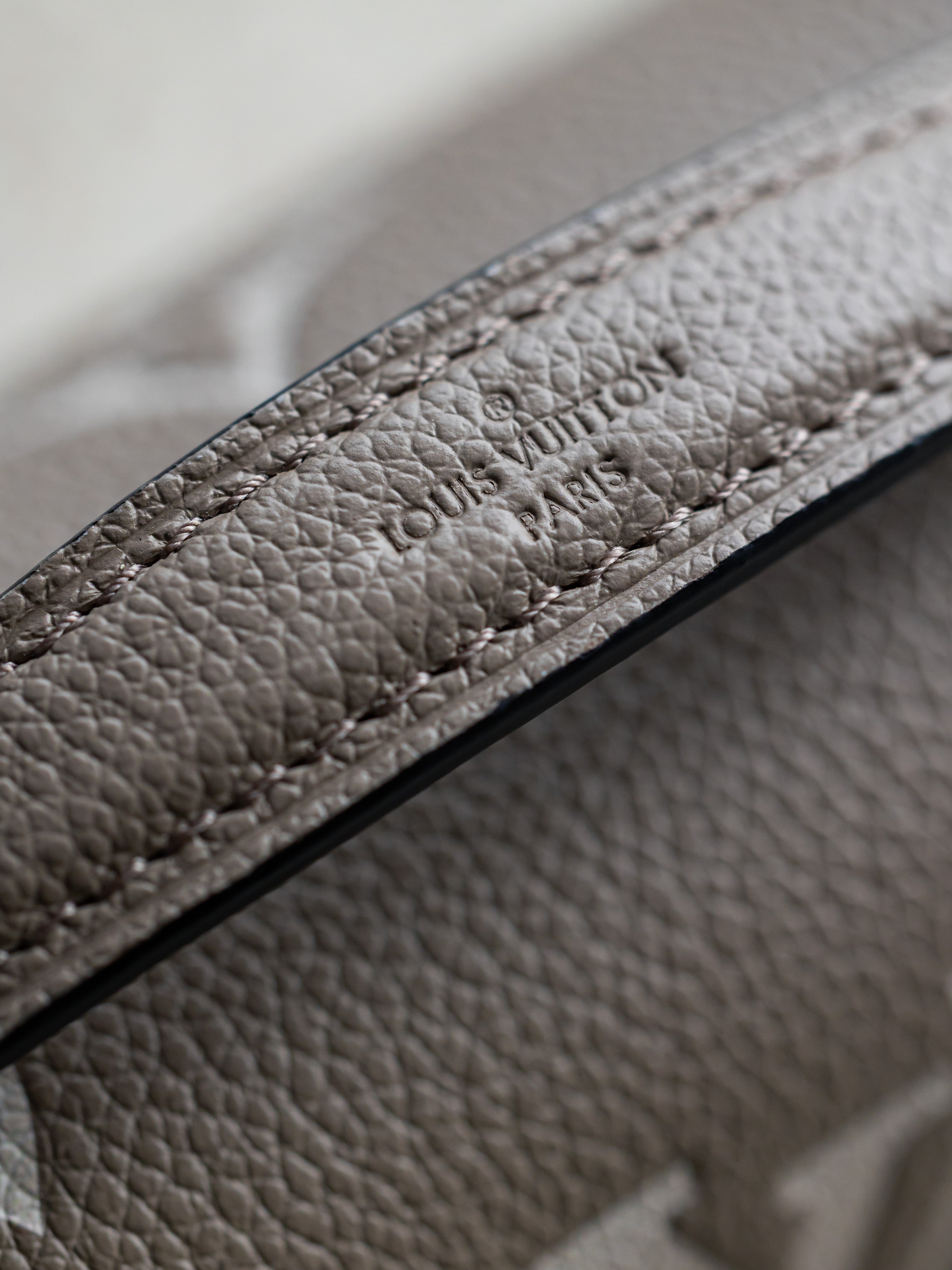 2024 Louis Vuitton Pochette Métis East West Tourterelle/Crème