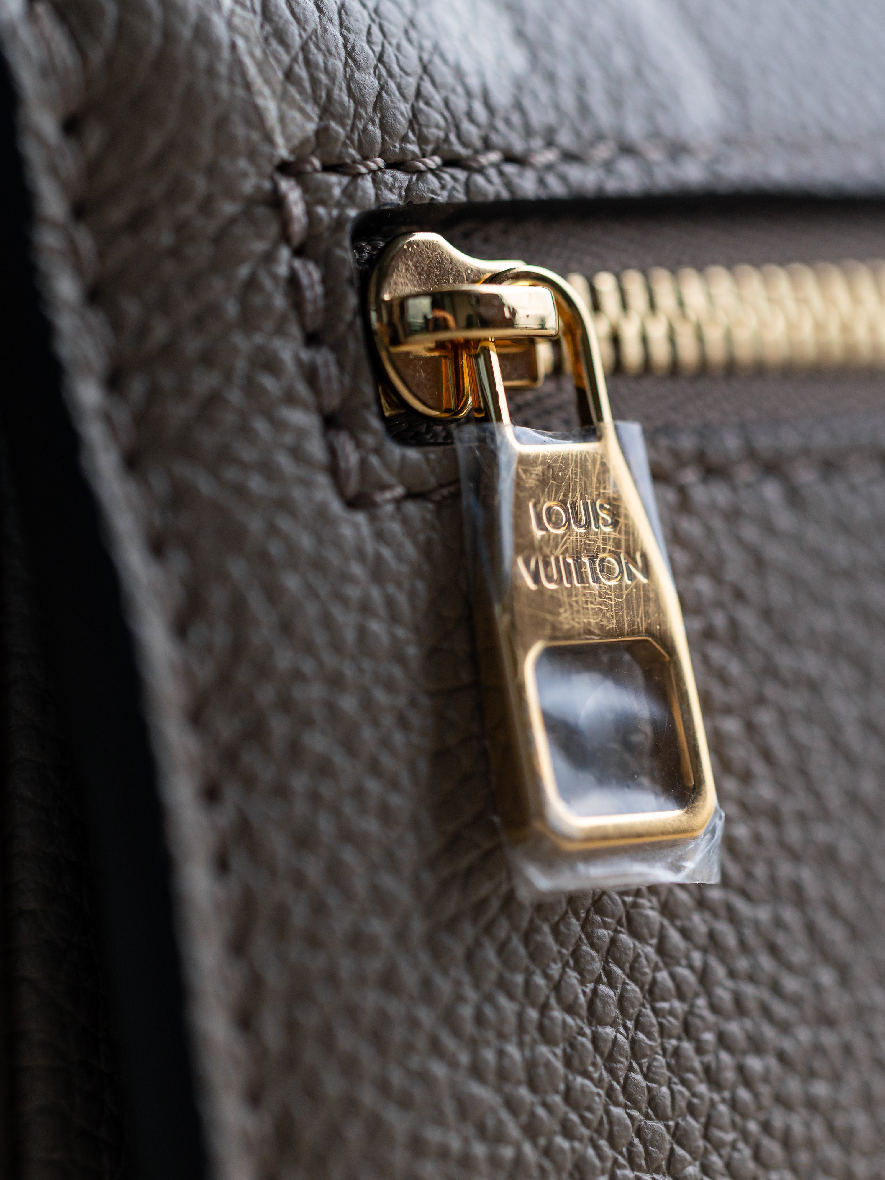 2024 Louis Vuitton Pochette Métis East West Tourterelle/Crème