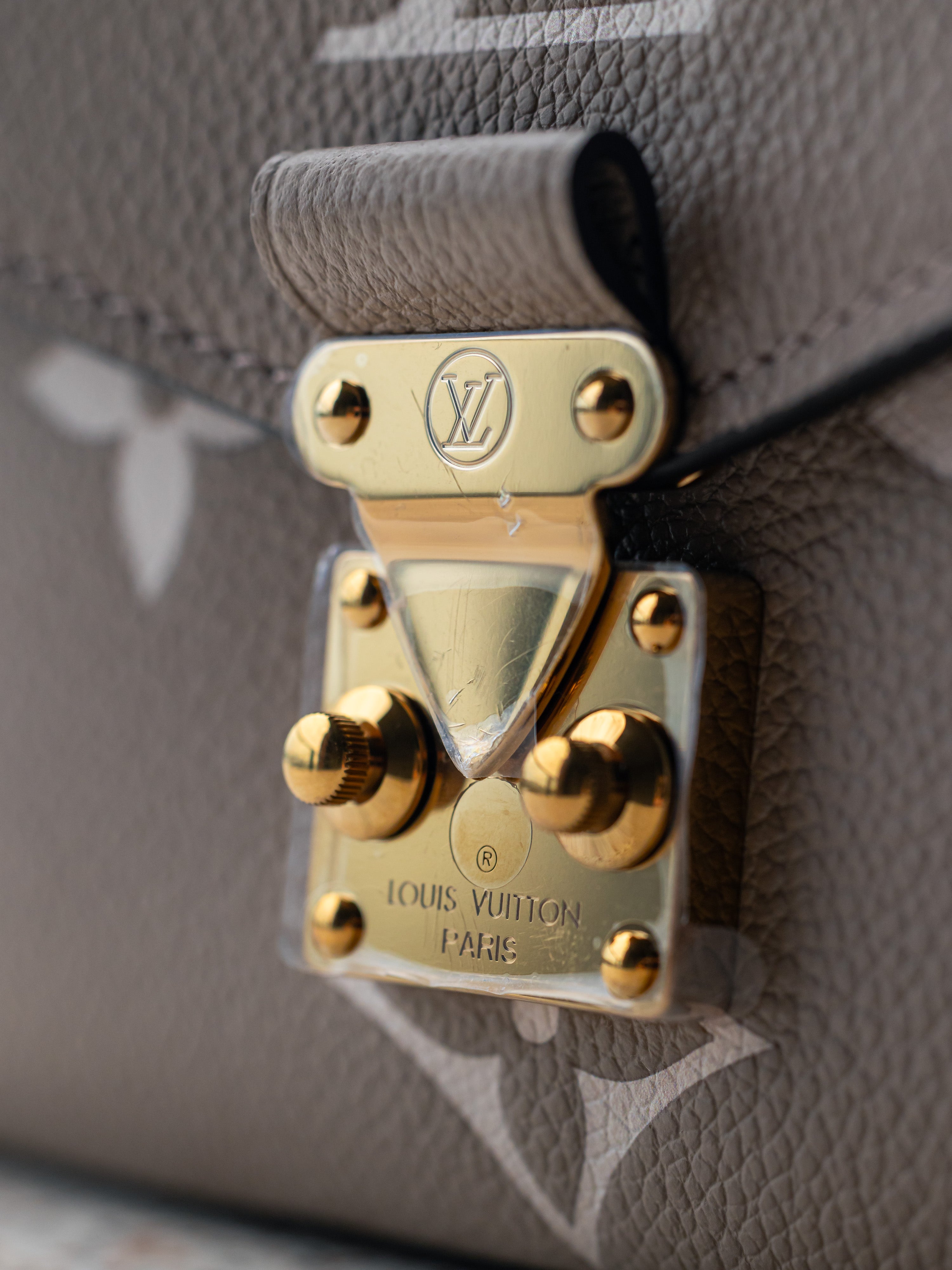 2024 Louis Vuitton Pochette Métis East West Tourterelle/Crème