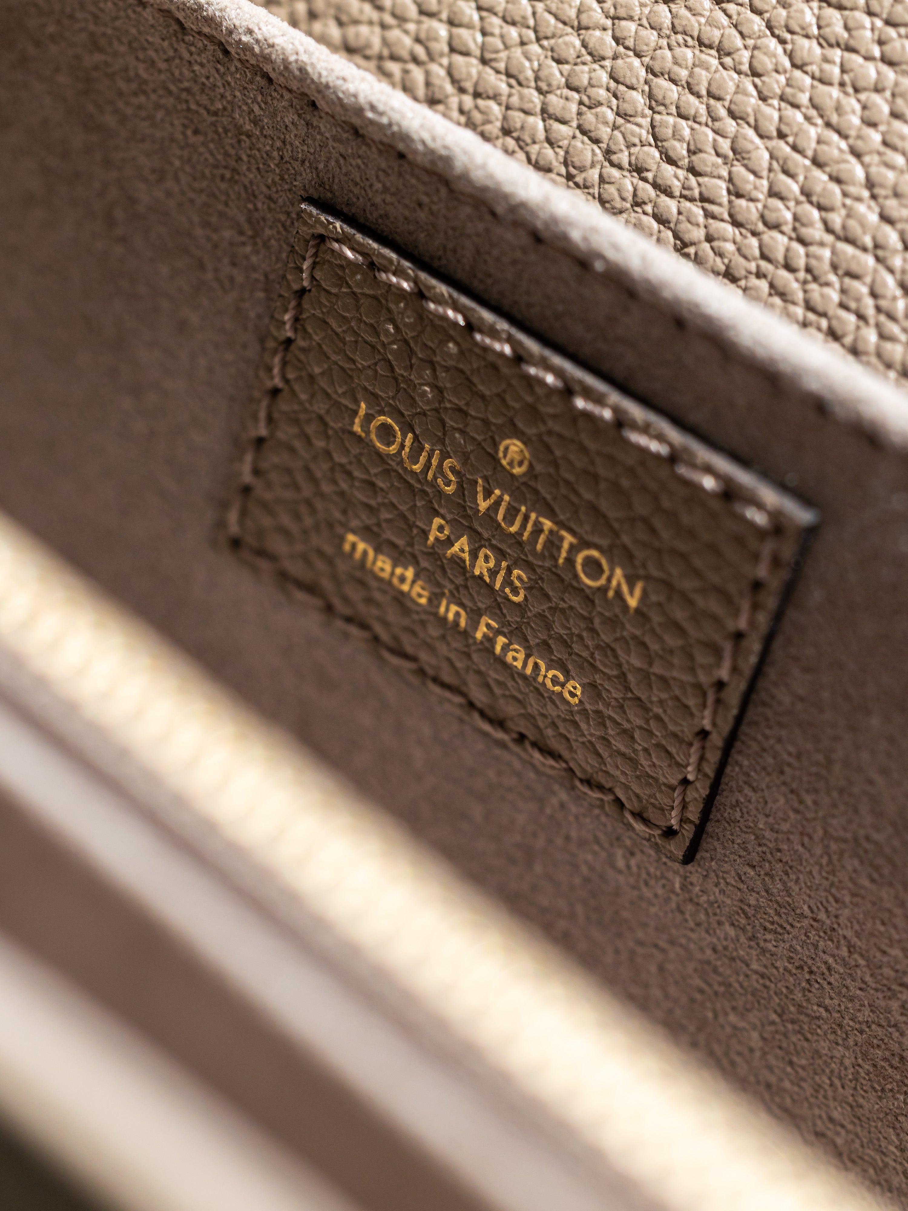 2024 Louis Vuitton Pochette Métis East West Tourterelle/Crème