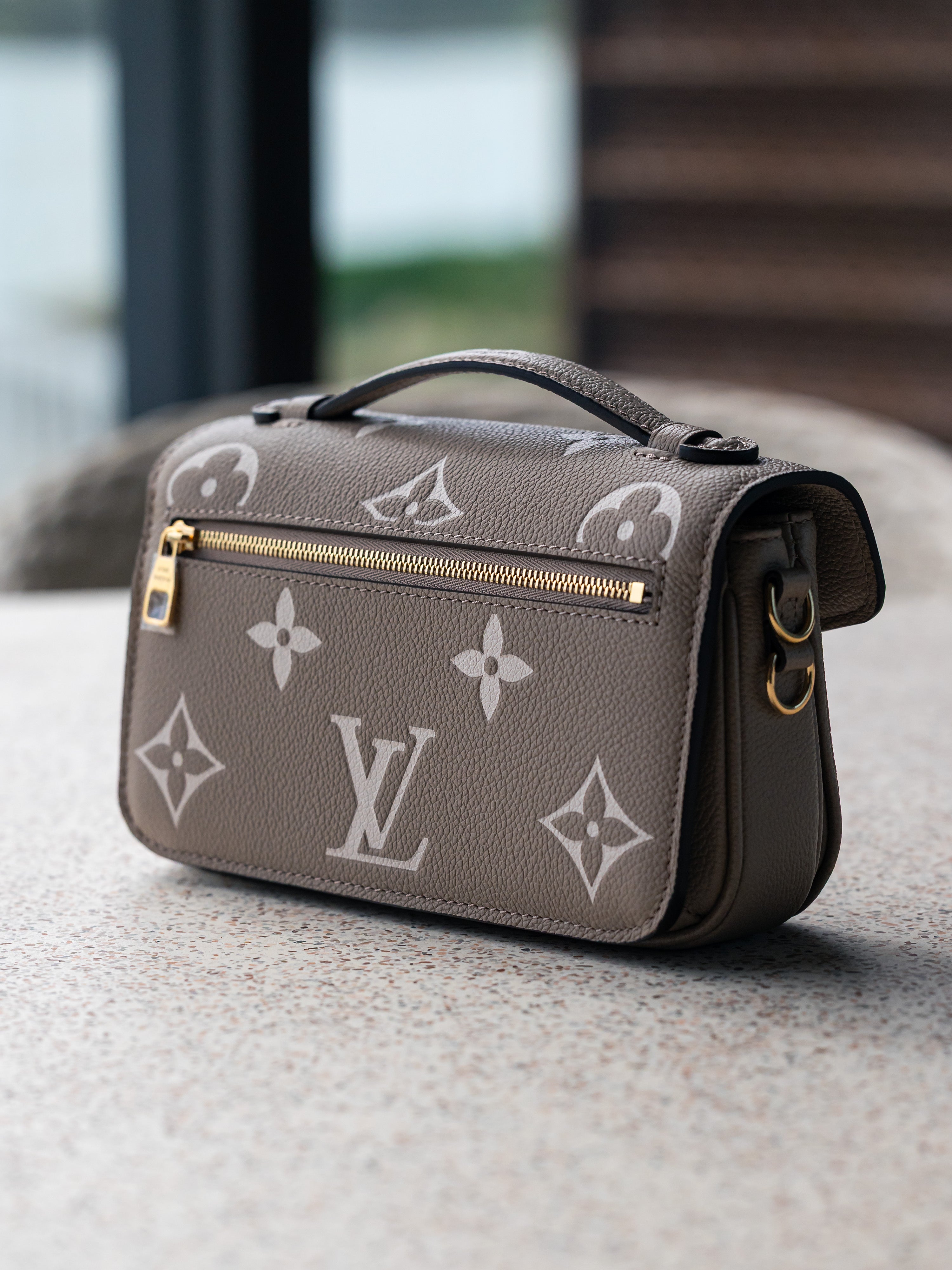 2024 Louis Vuitton Pochette Métis East West Tourterelle/Crème