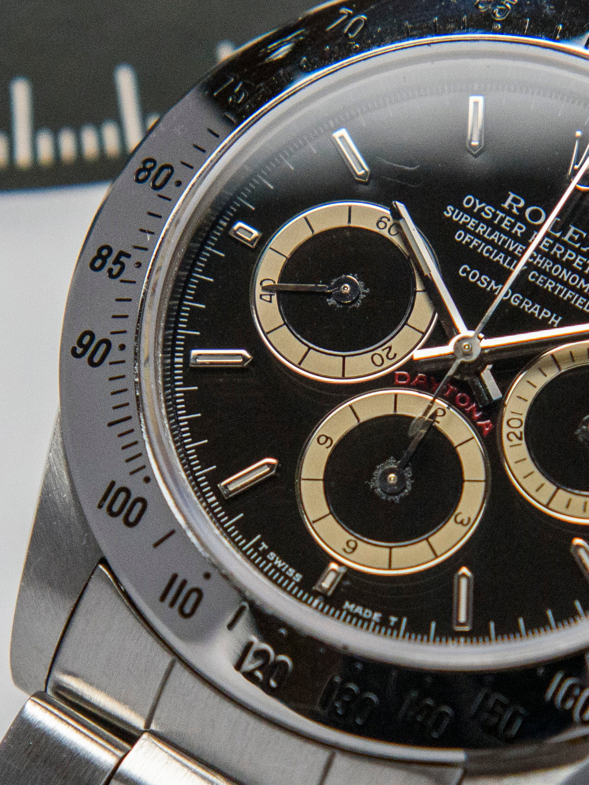 1989 (1990) Rolex Cosmograph Daytona – R Serial, Floating dial, 200 bezel, full set.
